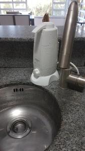 a mixer sitting on a counter next to a sink at Lindo sítio com pesca, trilhas, piscina, barco e muita diversão in Itatiba