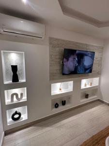 Televisyen dan/atau pusat hiburan di CYRUS Hôtel -Housse cœur de ville
