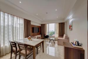 KevadiaThe Fern Sardar Sarovar Resort Kevadia, Gujarat的一间带餐桌的房间和一间客厅