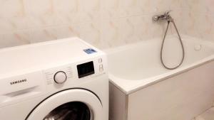 a washing machine and a washer in a bathroom at Dom wakacyjny Blisko Plaży in Gdynia