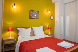 トゥーロンにあるEscapade entre ville et mer, terrasse ensoleilléeのベッドルーム1室(赤毛布、ランプ2つ付)