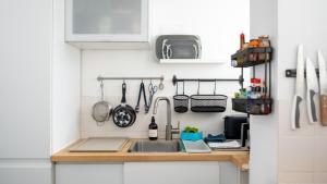 トゥーロンにあるEscapade entre ville et mer, terrasse ensoleilléeのキッチン(シンク、調理器具付)