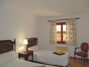Un dormitorio con dos camas y una ventana. en Villa en Andratx con piscina privada, en Andratx 56 fotos más