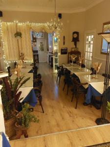 Un comedor con mesas y sillas en una habitación. en Westfield House, en Blackpool