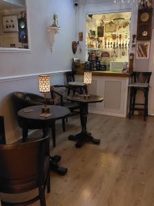 Una sala con mesas y sillas y un bar. en Westfield House, en Blackpool 35 fotos más