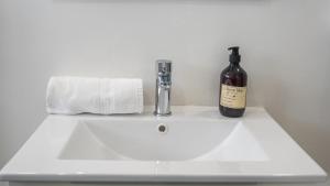 トゥーロンにあるEscapade entre ville et mer, terrasse ensoleilléeの- バスルームの洗面台の上に座るワイン1本 +15枚の写真