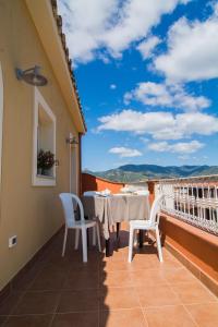 balkon ze stołem i krzesłami oraz widokiem w obiekcie Hotel Stella D'Oro w mieście Villasimius