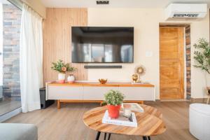 TV a/nebo společenská místnost v ubytování Elegante y versátil apartamento en Ensanche Ozama SDE