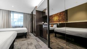Postel nebo postele na pokoji v ubytování Heeton Concept Hotel – Luma Hammersmith