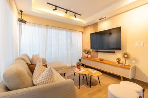 TV a/nebo společenská místnost v ubytování Elegante y versátil apartamento en Ensanche Ozama SDE