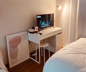 Μια τηλεόραση ή/και κέντρο ψυχαγωγίας στο 101 Charming Ground-Floor Villa Comfort and Convenience