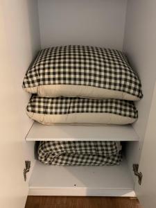 Ένα ή περισσότερα κρεβάτια σε δωμάτιο στο 101 Charming Ground-Floor Villa Comfort and Convenience