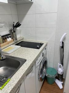 Η κουζίνα ή μικρή κουζίνα στο 101 Charming Ground-Floor Villa Comfort and Convenience +9 φωτογραφίες