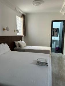 Katil atau katil-katil dalam bilik di Crystal hotel