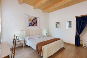 Ένα ή περισσότερα κρεβάτια σε δωμάτιο στο The Main Street Apartment