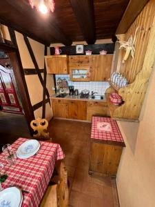 une petite cuisine avec une table et une cuisinière dans l'établissement Gîte des Amoureux, à Colmar 28 autres photos