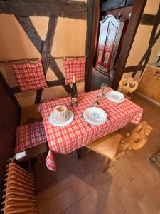 - une vue de tête sur une table avec une bouteille de vin dans l'établissement Gîte des Amoureux, à Colmar