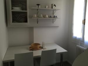 una cucina con tavolo, sedie e piano di lavoro di Hotel Holiday- Alla Finestrella a Bologna