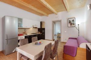 Η κουζίνα ή μικρή κουζίνα στο The Main Street Apartment +8 φωτογραφίες