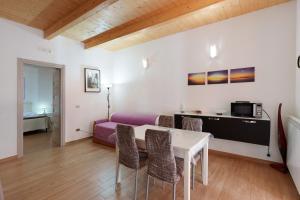 Μια τηλεόραση ή/και κέντρο ψυχαγωγίας στο The Main Street Apartment