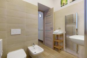 Ένα μπάνιο στο The Main Street Apartment