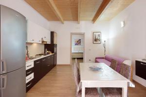 Η κουζίνα ή μικρή κουζίνα στο The Main Street Apartment