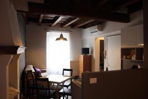 een woonkamer met een tafel en stoelen en een raam bij Residenza Star in Verona