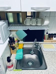 Η κουζίνα ή μικρή κουζίνα στο 101 Charming Ground-Floor Villa Comfort and Convenience