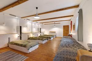 GottsdorfにあるLandhaus Gottsdorfのウッドフロアの部屋のベッド1台