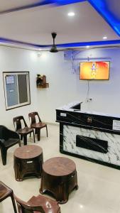 TV a/nebo společenská místnost v ubytování Hotel Shri Jeevan Dham