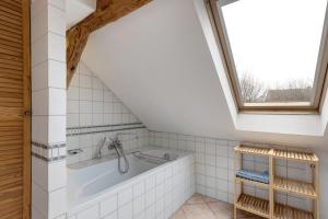 GottsdorfにあるLandhaus Gottsdorfのバスルーム(バスタブ付)、窓が備わります。 +34枚の写真