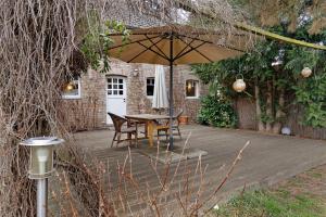 GottsdorfにあるLandhaus Gottsdorfのパティオ(パラソルの下にテーブルと椅子付)