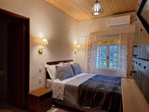 a bedroom with a large bed and a window at Recanto da Susanne in Resende