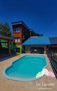 a large swimming pool in front of a building at Hotel Los Lapachos in Puerto Iguazú