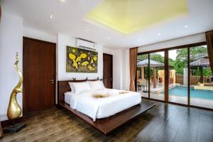 Ko Yao NoiにあるVilla SALSA PRIVATE POOLのベッドとプールのある寝室 +48枚の写真