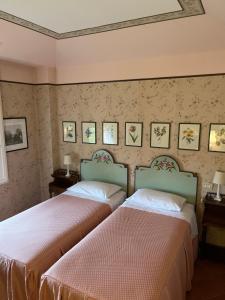 two beds in a room with two beds sidx sidx sidx at Villa Solarola Country House in Castel Guelfo di Bologna