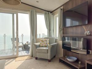 Posezení v ubytování Pemberton Avon pitch 30 Creek Caravan Park dog friendly