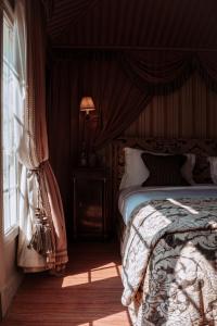 un dormitorio con una cama y una ventana en L'Hôtel, en París