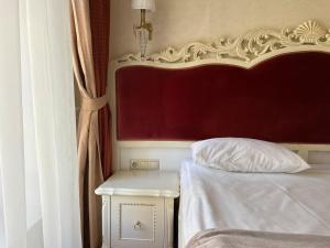 Posteľ alebo postele v izbe v ubytovaní Royal Grand Hotel