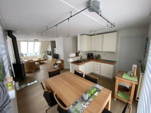 eine Küche und ein Wohnzimmer mit einem Tisch, einer Küche und einem Esszimmer in der Unterkunft Ferienhaus im Villenpark Scharendijke in Scharendijke