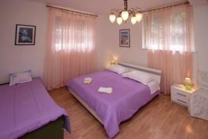 Postel nebo postele na pokoji v ubytování Guest house with garden - Zuvan