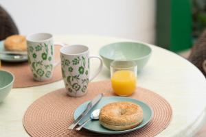 ein Tisch mit einem Teller Donuts und Tassen Orangensaft in der Unterkunft Bungalow Angelika Campo Golf in San Bartolomé de Tirajana