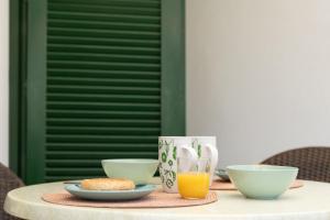 einen Tisch mit Schalen und ein Glas Orangensaft in der Unterkunft Bungalow Angelika Campo Golf in San Bartolomé de Tirajana