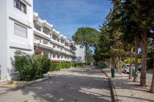 an empty street in front of a building at Apartamento Laurus in Albufeira
