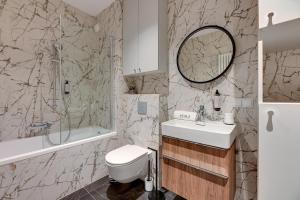 Koupelna v ubytování Gdańsk Old Town Scala suites C with Parking by Lion Apartments