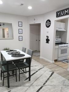 Η κουζίνα ή μικρή κουζίνα στο Relax & Stay Awhile