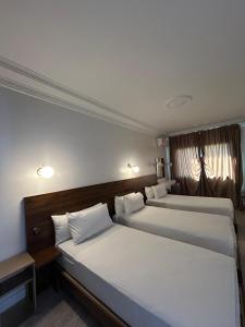 Katil atau katil-katil dalam bilik di Crystal hotel
