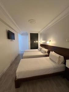 Katil atau katil-katil dalam bilik di Crystal hotel