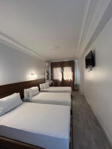 Katil atau katil-katil dalam bilik di Crystal hotel