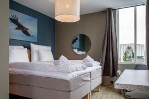 Postel nebo postele na pokoji v ubytování Nordis Hotel Lofoten + 24 fotografií